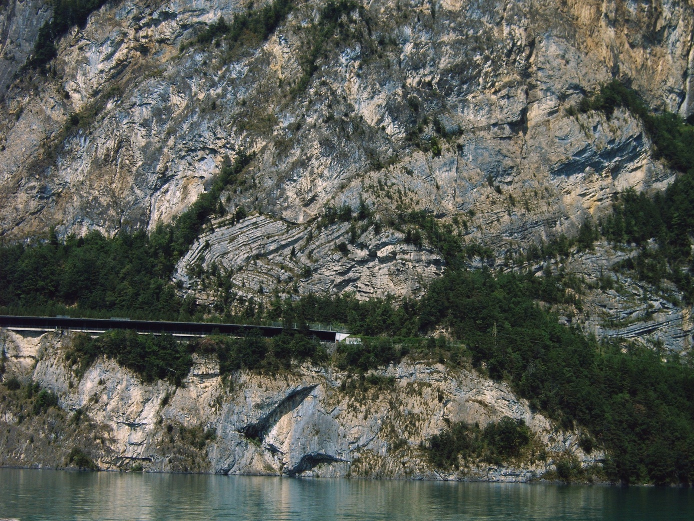 Verwerfungen und Verfaltungen in Gebirgen